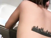 洗澡時手指摳玩眼鏡可愛蘿莉小女友,被摳的輕喊想做