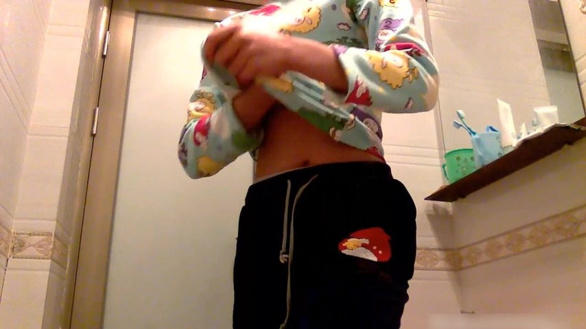 让小美女洗澡掰逼咪咪长势很好臀部浑圆